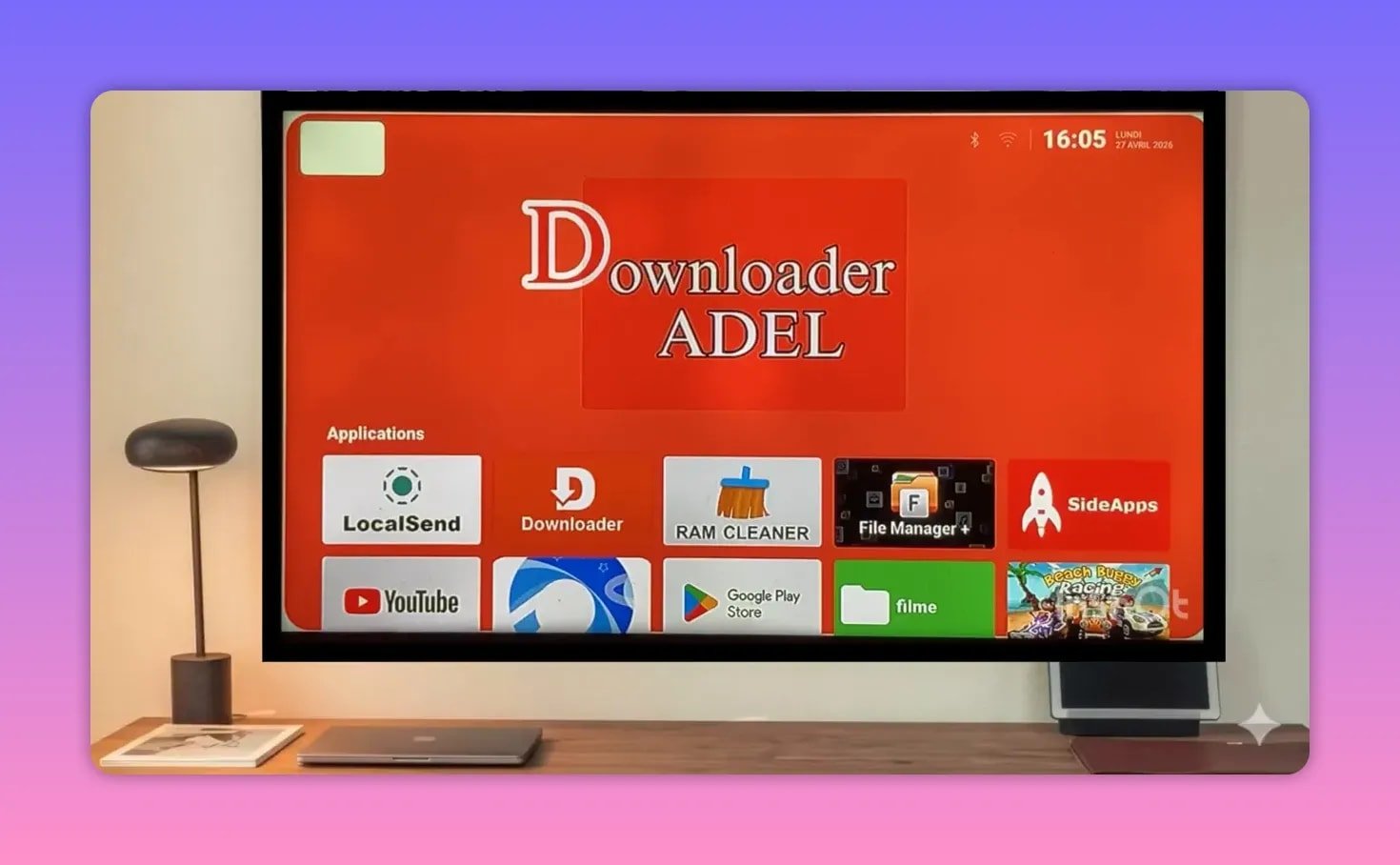 Android TV-Startbildschirm mit Downloader- und Hilfs-Apps wie LocalSend, RAM Cleaner, File Manager+ und SideApps.