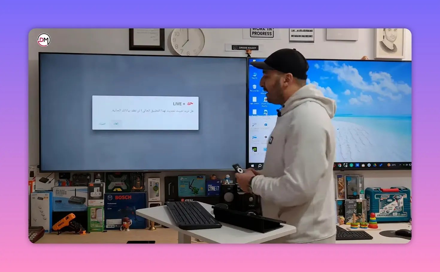 El televisor muestra un aviso de instalación de Live Plus durante la instalación del APK de Downloader.