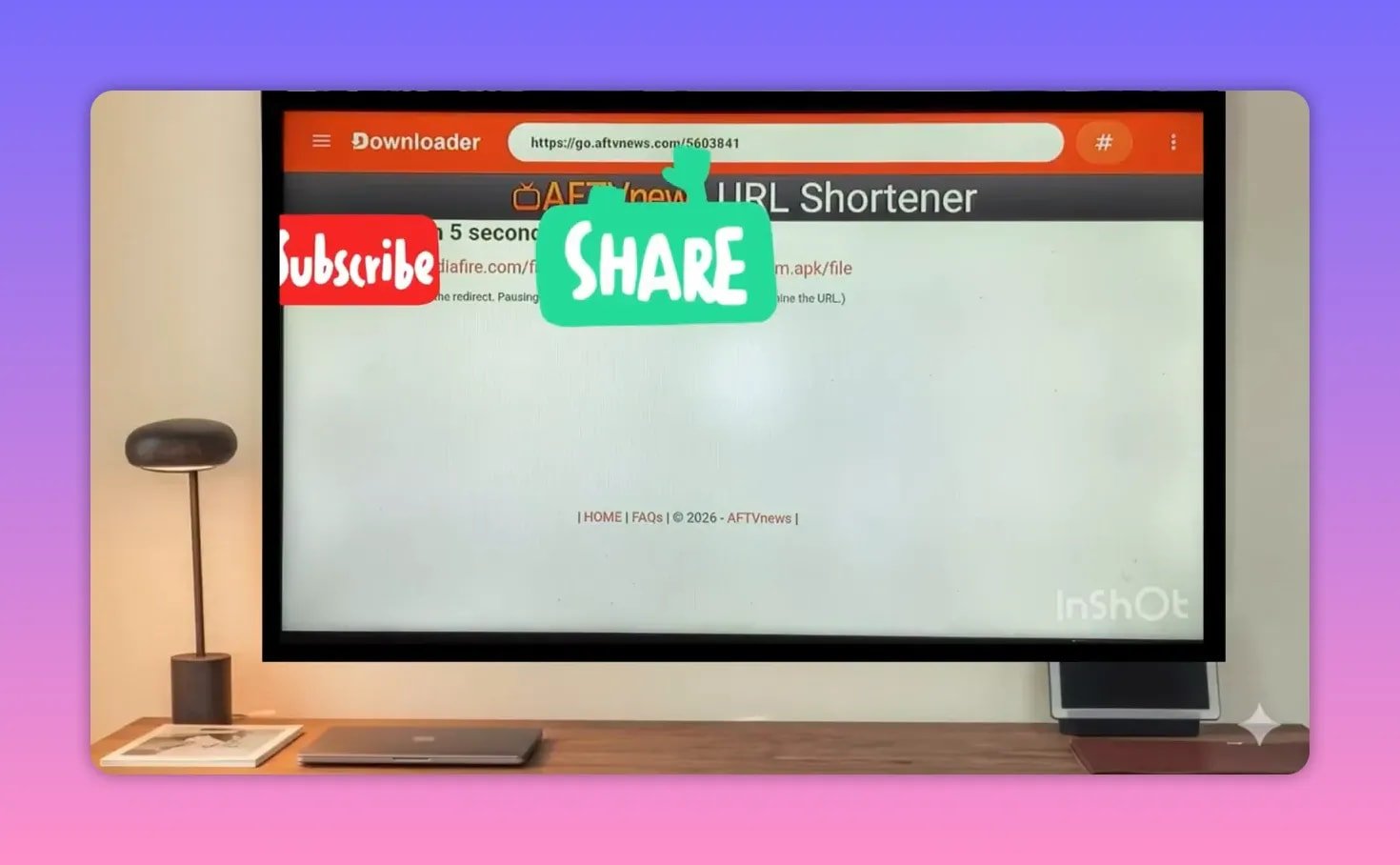 Der Smart-TV-Bildschirm zeigt die Downloader-App an, die zur App-Downloadseite weiterleitet.