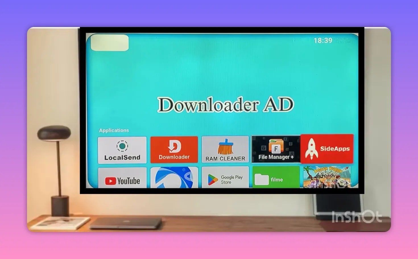 Tela da TV exibindo ícones de anúncios do Downloader, incluindo LocalSend, Download, RAM Cleaner, File Manager+ e SideApps.