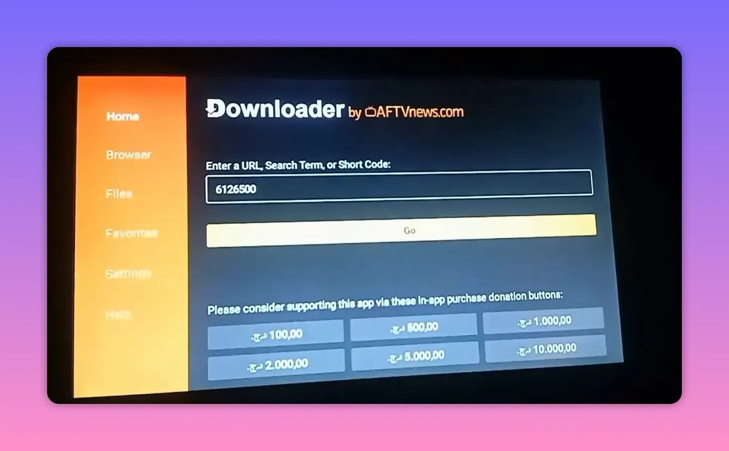 Pantalla de la aplicación Downloader con el código corto de Kira TV 6126500 introducido.